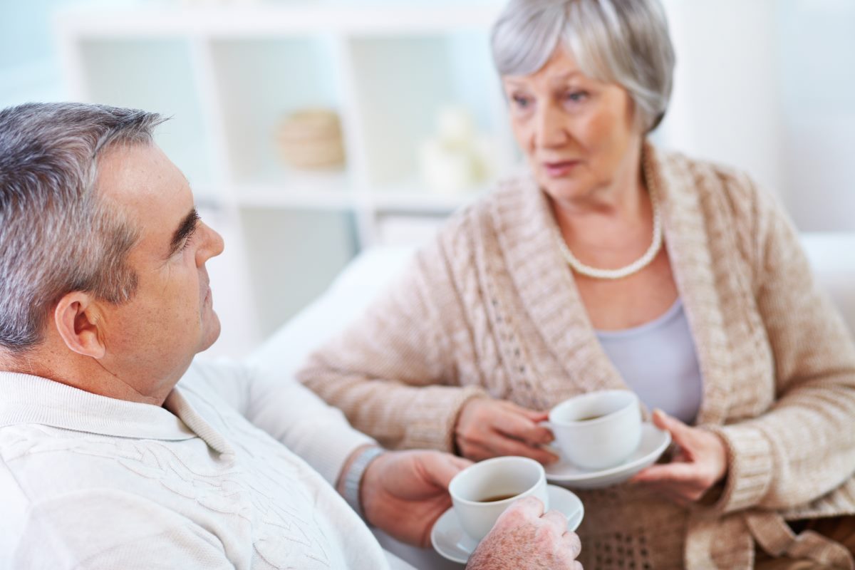 Зрелый возраст мужчины и женщины. Пожилые мужчина и женщина. Пожилые мужчина и женщина пьют чай. Пожилые женщины беседуют. Пожилая пара за столом.